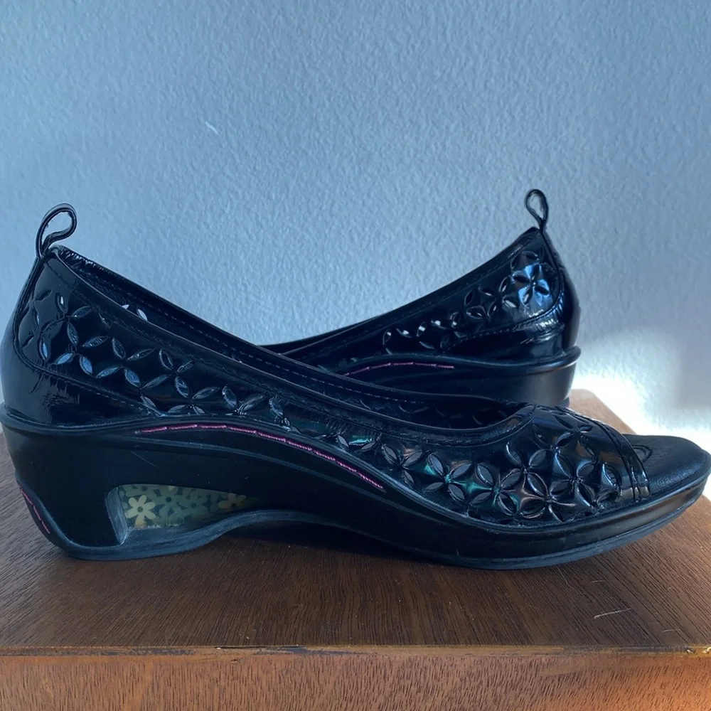 J-41 Adventure On Cosmos Leather Open Toed Black Cutout Shoes, Women’s 6.5M